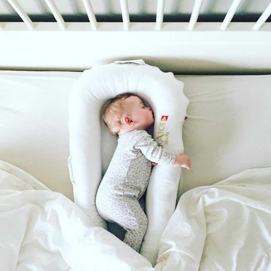 Новорождённый много спит и мало ест: диагностика причин и установленные стандарты режима малыша