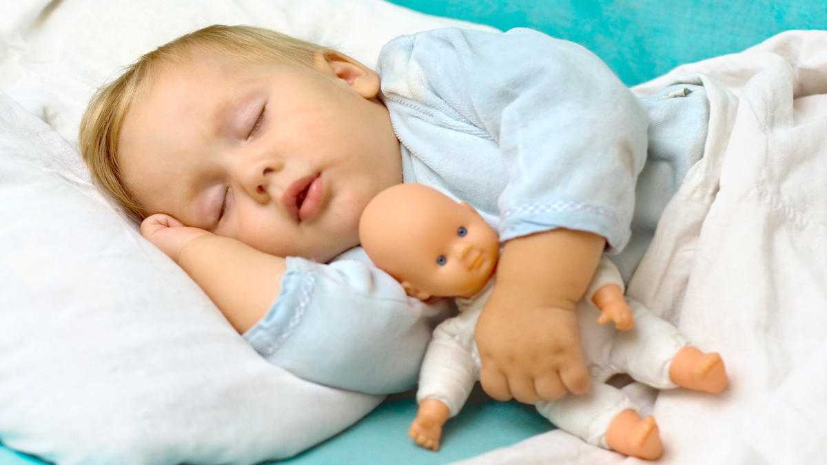 Почему ребенок спит только на руках и днем и ночью, как отучить грудничка от этой привычки (секреты комаровского)