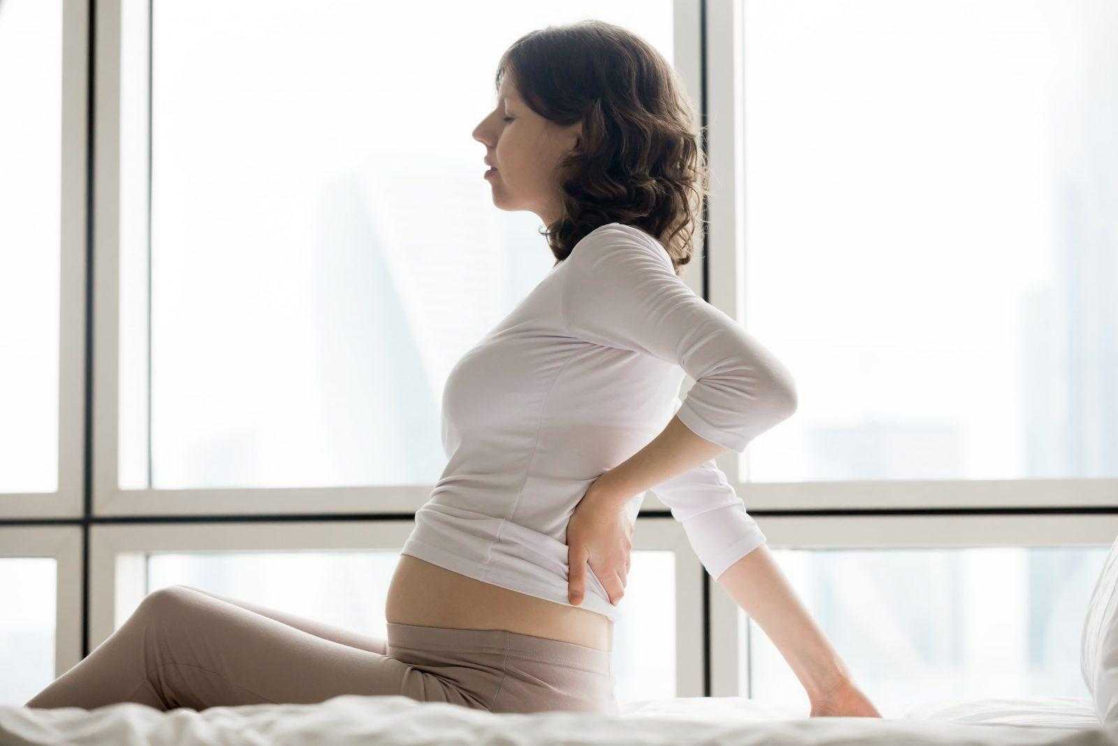 Что делать, когда болит поясница при беременности в каждом триместре