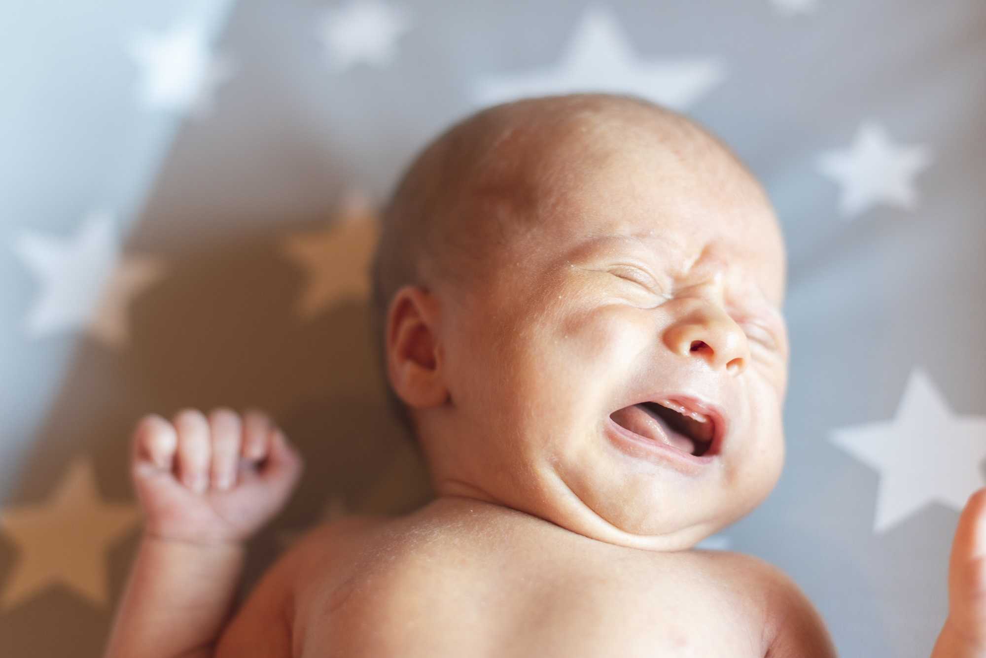 Беспокойства новорожденного. Ребенок плачет. Новорожденный ребенок плачет. Плачущие младенцы. Беспокойный младенец.
