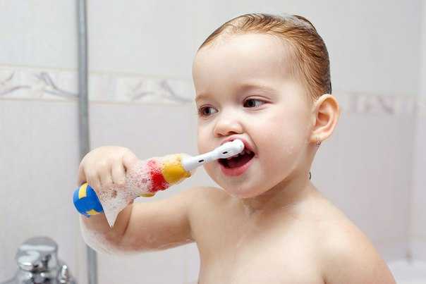 Как приучить ребенка чистить зубы: лучший возраст, этапы и методы