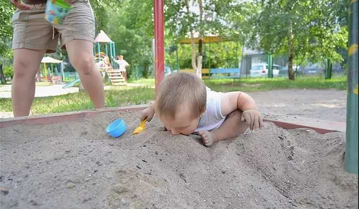 Почему ребенок ест песок | уроки для мам