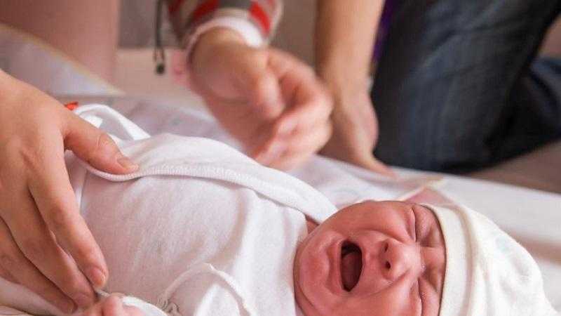 Что делать, если у новорождённого ребенка болит живот: первая помощь в домашних условиях