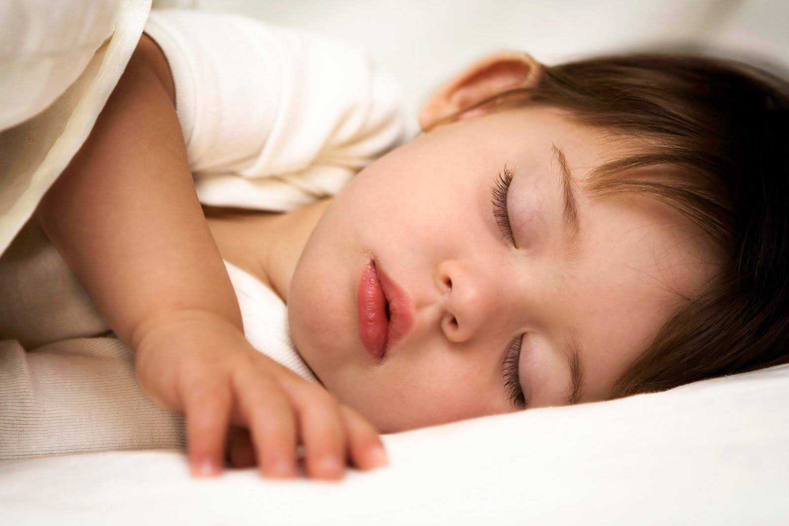 Чем ребенку грозит сон с приоткрытыми глазами и что делать?