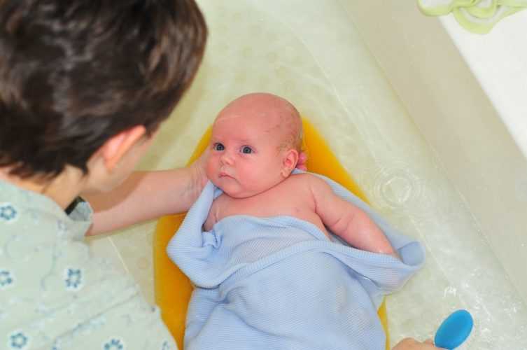 Первое купание новорожденного ребенка дома