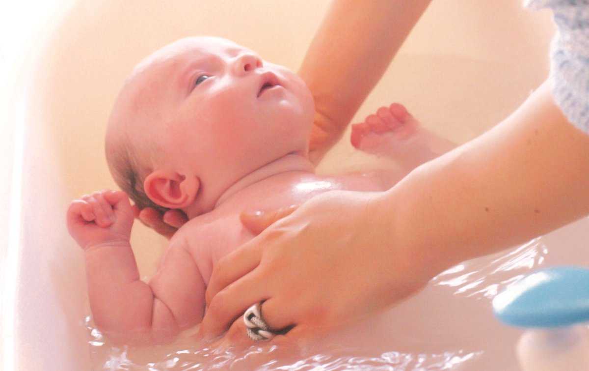 Когда можно и как правильно купать новорожденного ребенка