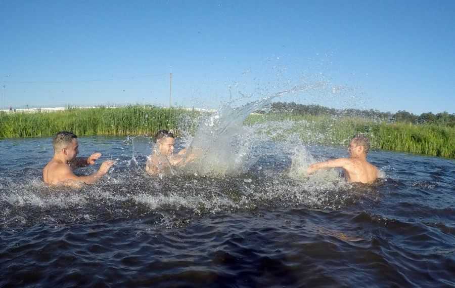 В июне в сочи можно купаться. Купаемся на речке. Купание в водоемах. Купаться в озере. Купаться в реке.