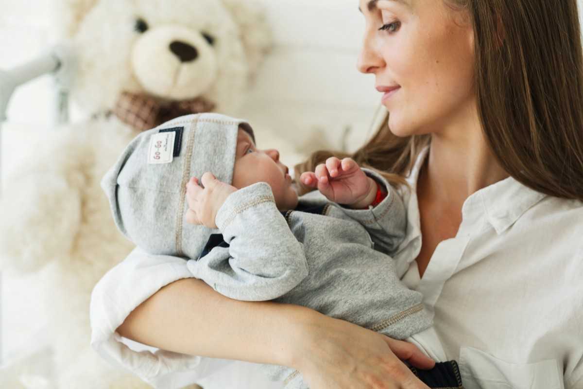 Как нужно правильно одевать новорожденного дома?