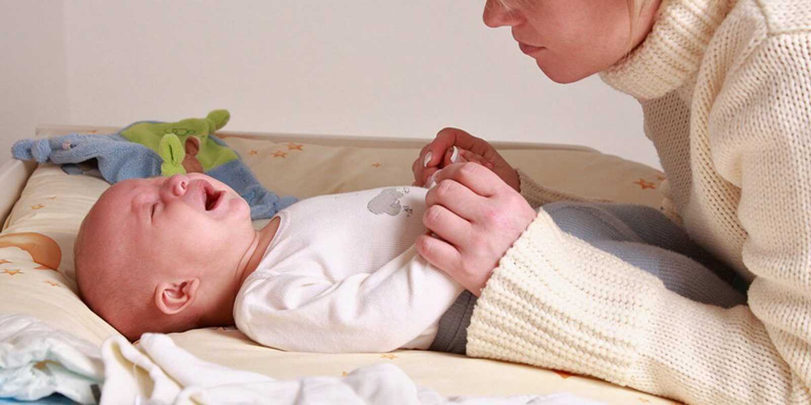 Болит живот у новорожденного грудничка - что делать