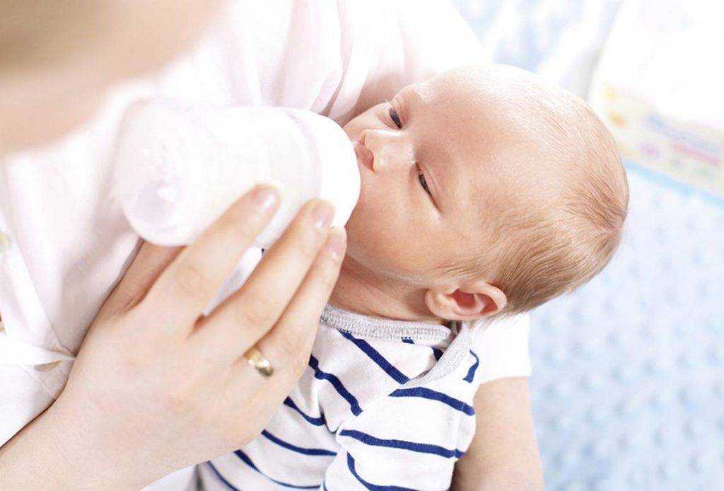 Что делать, если ребенок при кормлении давится молоком?
