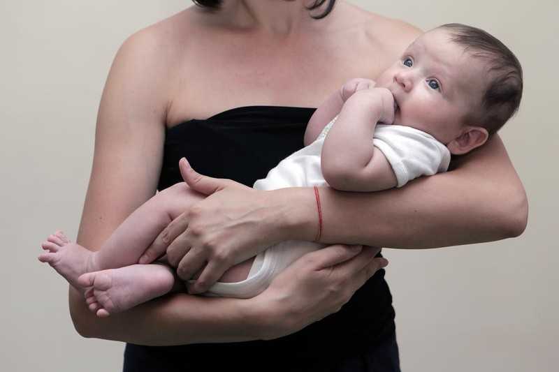 Как отучить грудничка от рук, методы отучения грудного ребенка