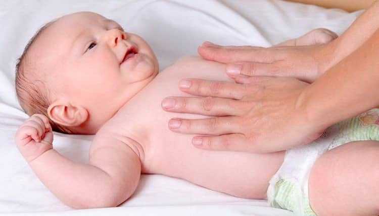 Болит животик у грудничка: что делать и как помочь ребенку