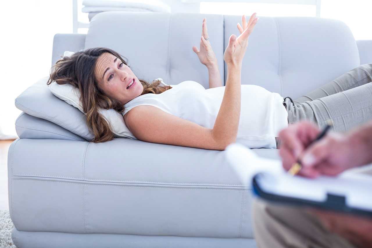 Молозиво при беременности: как выглядит, фото, когда появляется на каком месяце