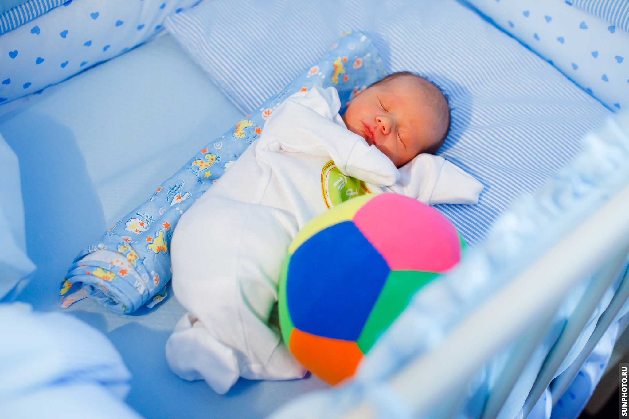 Как держать новорожденного ребенка правильно?