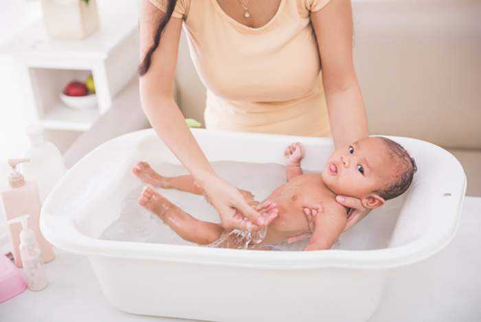 В какой воде нужно купать новорожденного малыша?