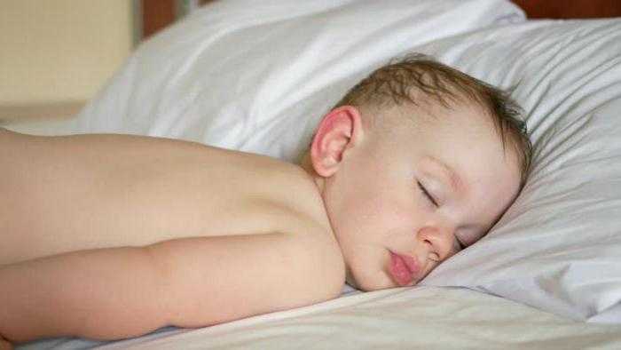 Потеет во сне голова у ребенка: причины и как помочь малышу