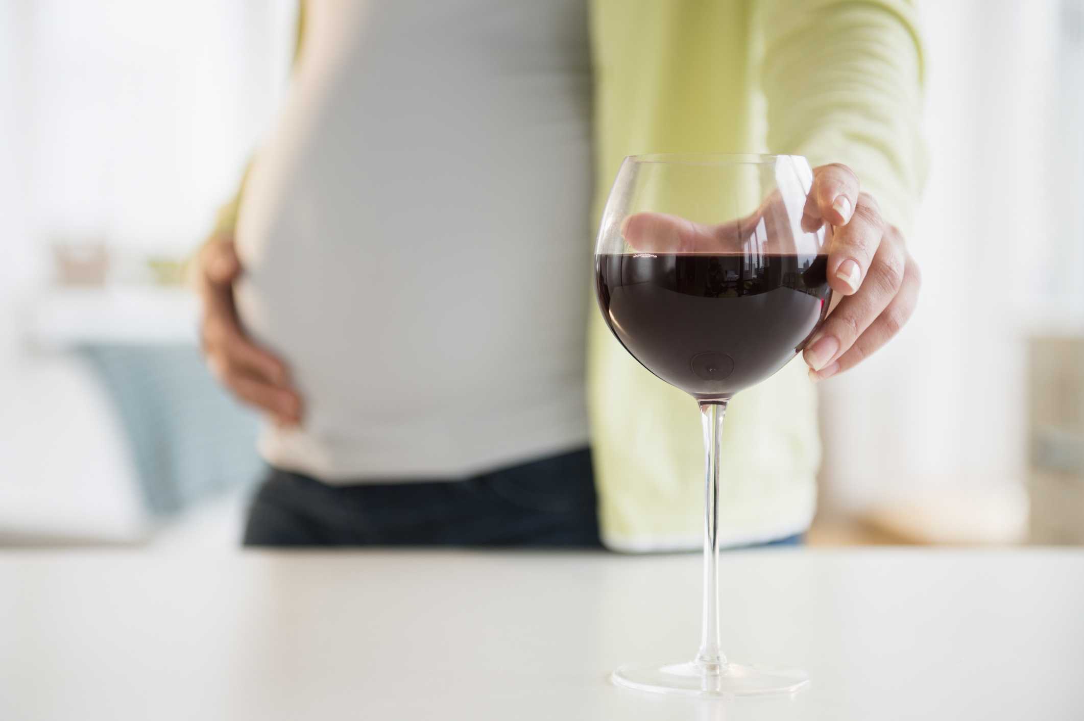 Бокал вина при беременности. Алкоголь и беременность. Вино в беременность.