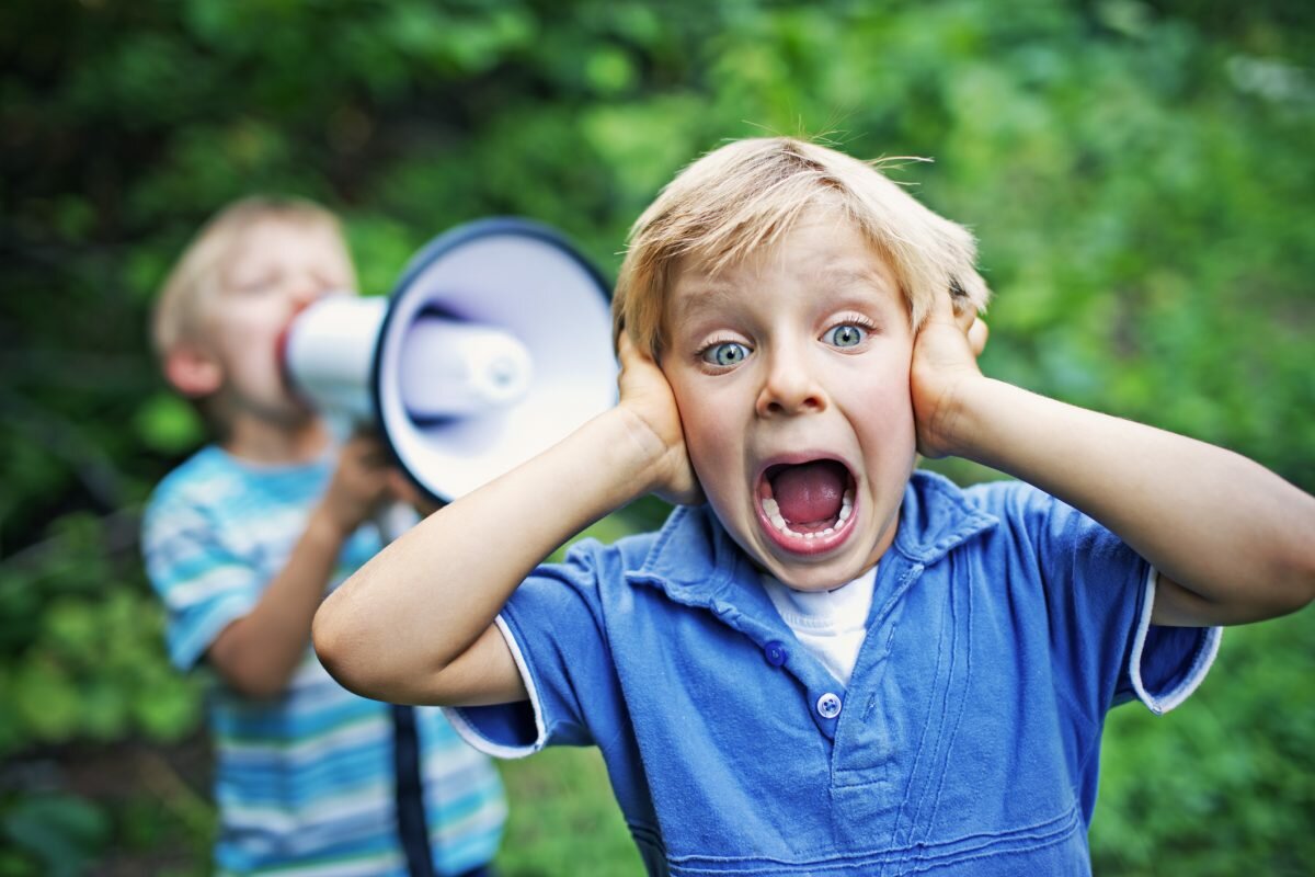 Ребенок боится громких звуков и шума: причины страха и советы психолога