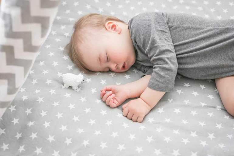 Как приучить годовалого ребенка спать в своей кровати | уроки для мам