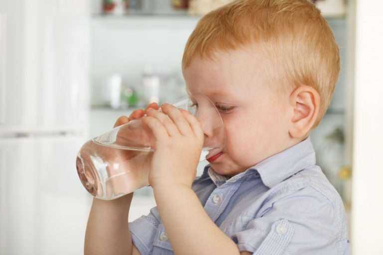 Польза простой воды Когда поить ребенка водой Почему иногда ребенок не пьет воду Что говорит о недостатке воды в организме Как приучить ребенка пить воду