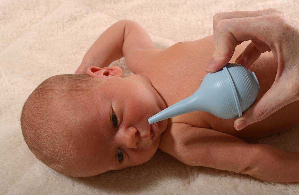 Как чистить нос новорожденному и чем это делать правильно