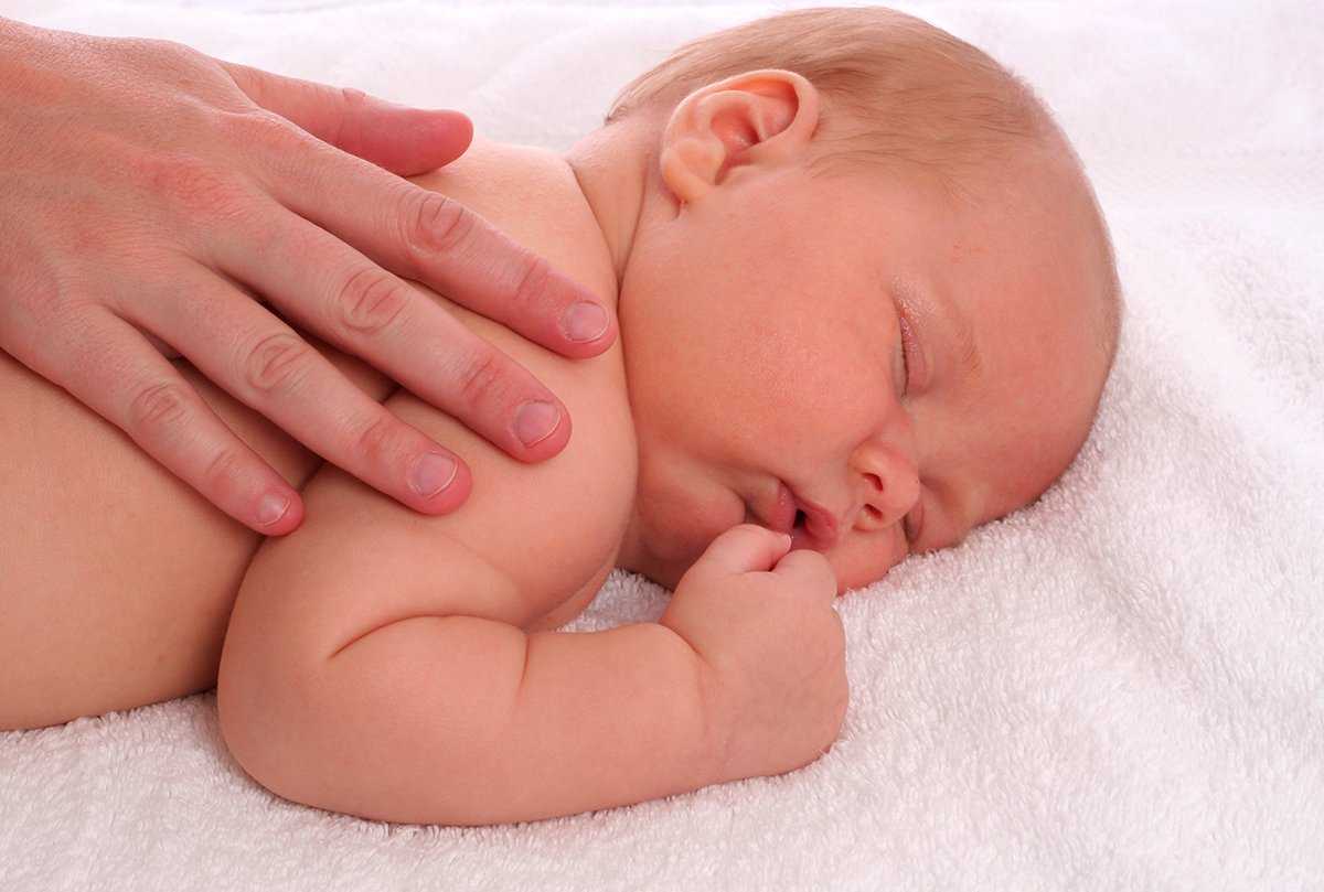 Выкладывание новорожденного на живот с какого возраста, до или после кормления, фото и видео