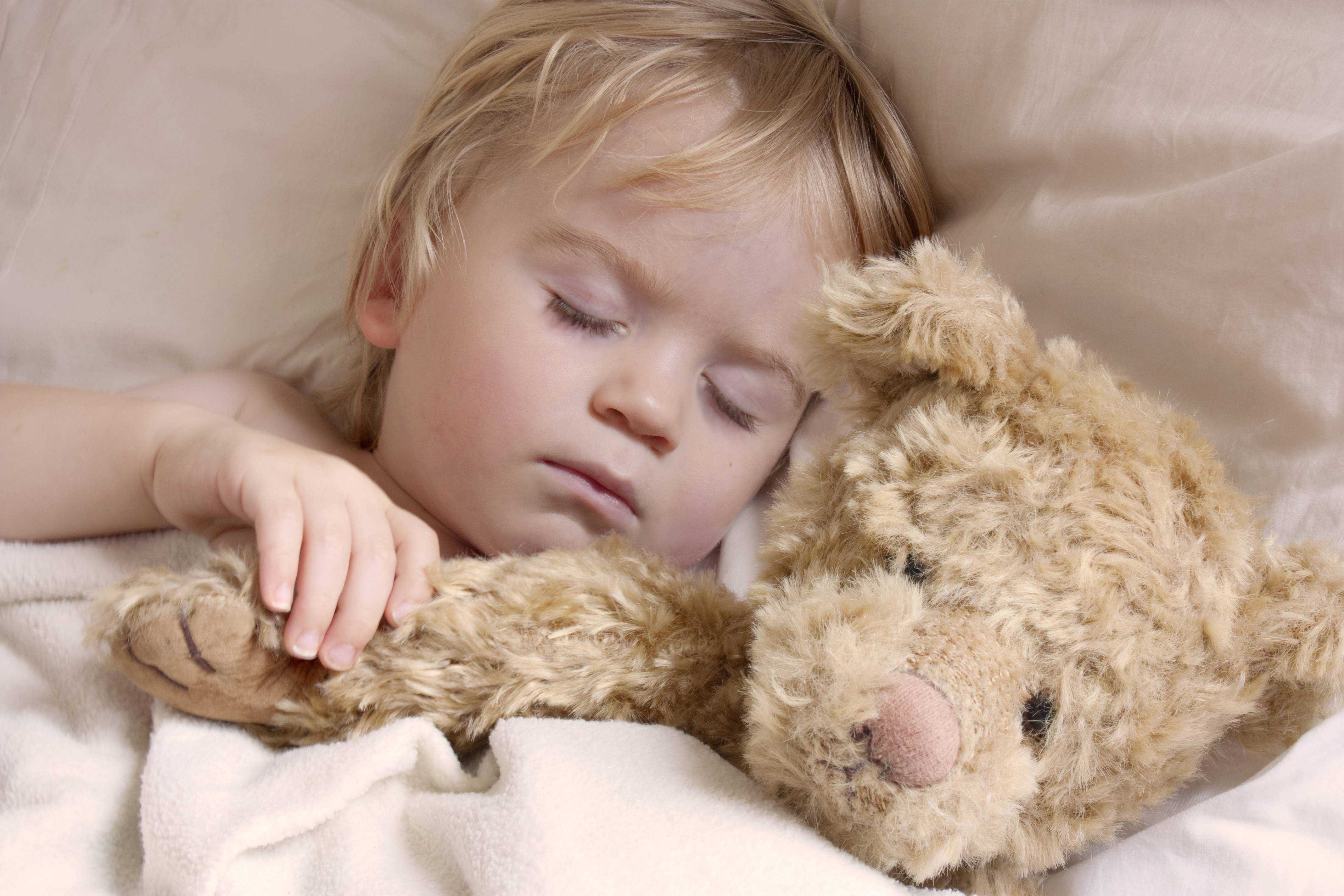 Ребенок скрипит зубами во сне: основные причины
