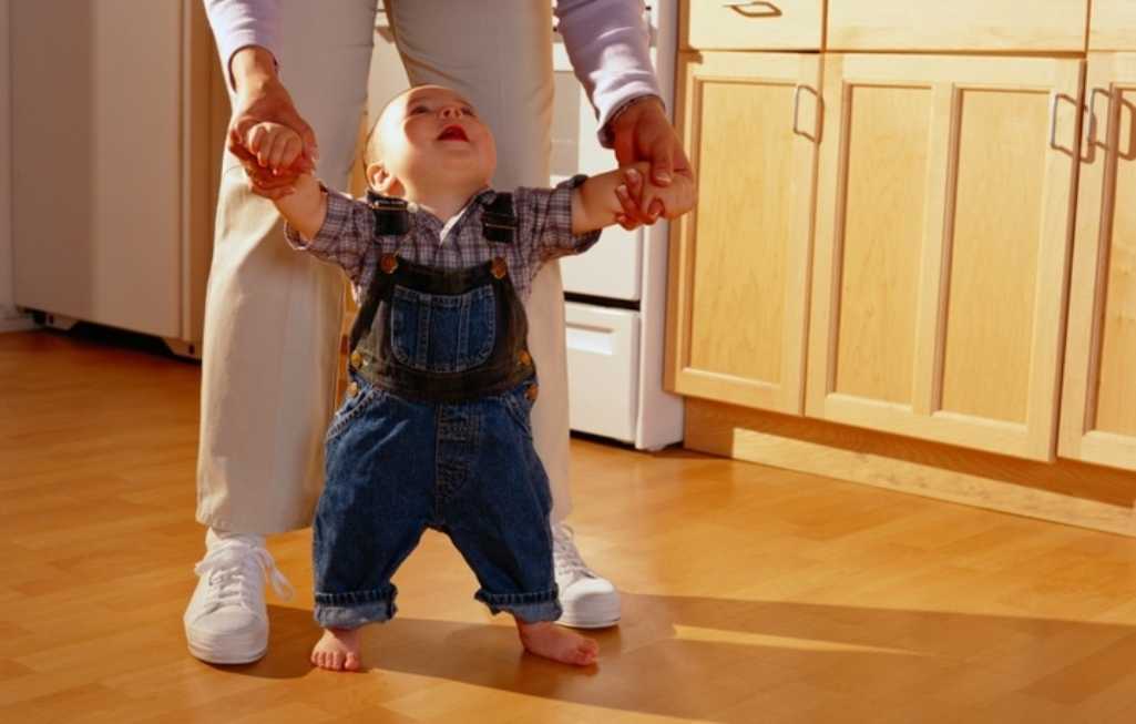 Как научить ребенка ходить самостоятельно, во сколько месяцев дети начинают ходить