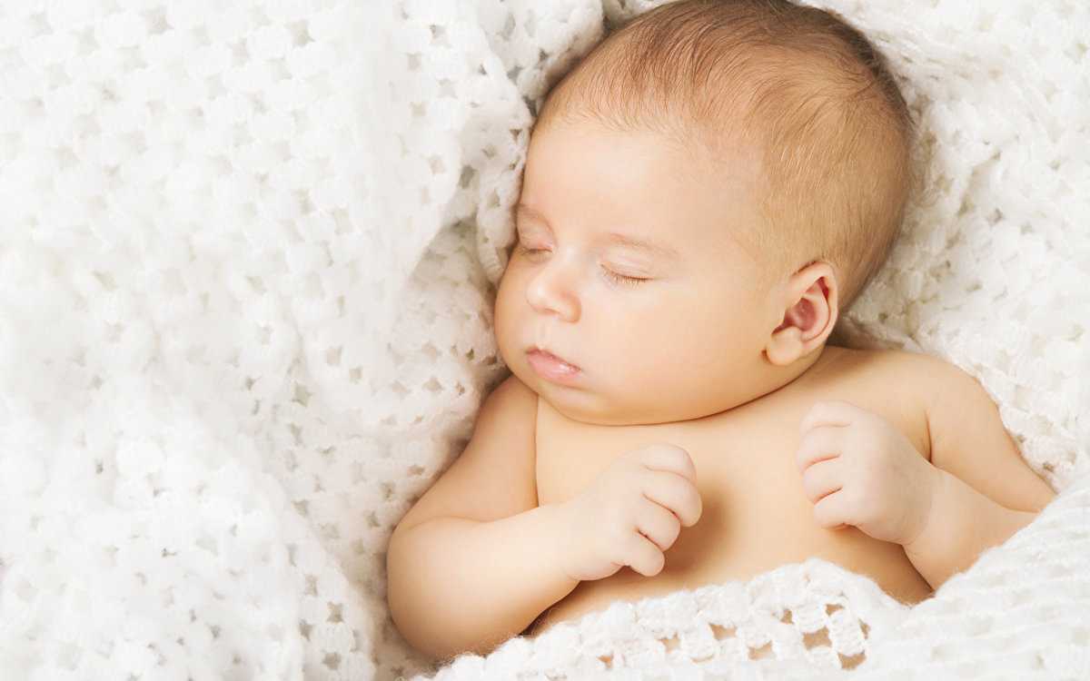 О том по каким причинам новорожденный вздрагивает во сне опасно ли это и как быть в таких ситуациях – краткое руководство для молодой мамы