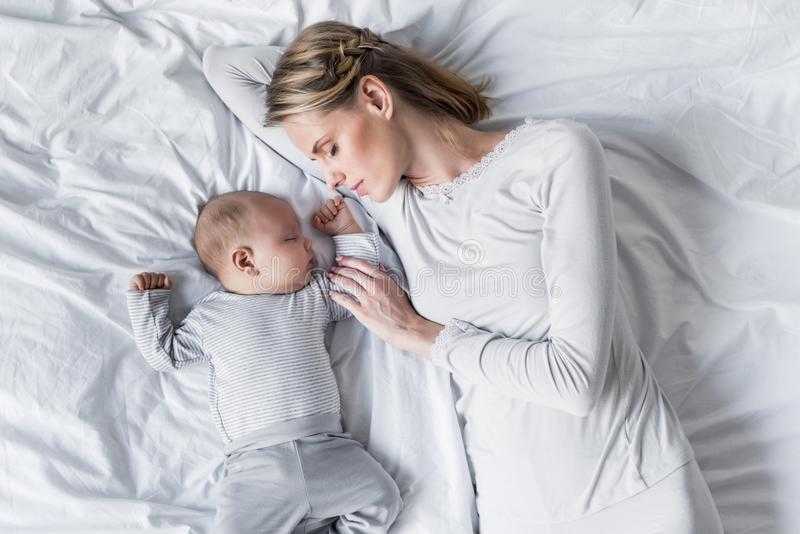 Грудничок плохо спит днем: причины и что делать маме?