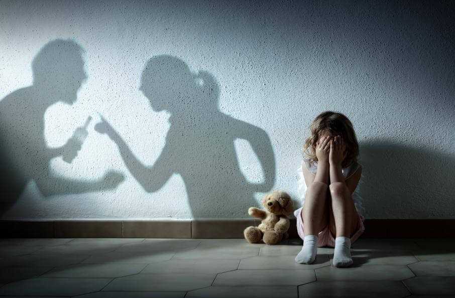 Насилие в семье над детьми: признаки, причины, последствия