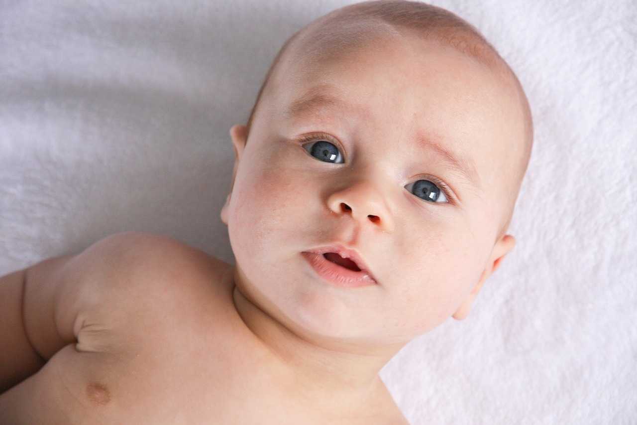 Кривошея у новорожденных: лечение, признаки, причины у младенцев