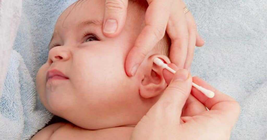 Как нужно чистить уши новорожденному грудничку Зачем вообще это нужно делать Какие способы позволят качественно и безопасно почистить ушки новорожденнму