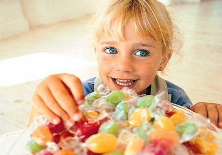 Ребенок ест слишком много сладкого - причины и последствия для сладкоежки