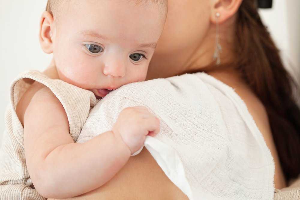 Срыгивание у новорожденных после кормления причины и меры профилактики