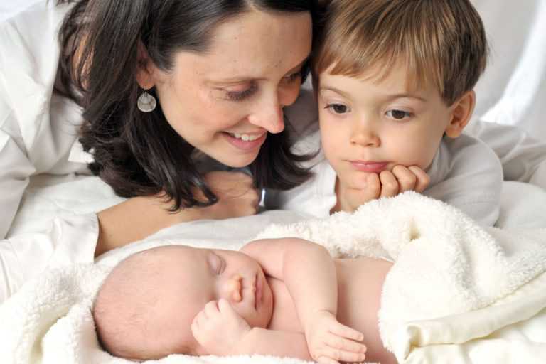 Как подготовить ребенка к рождению второго: 9 правил