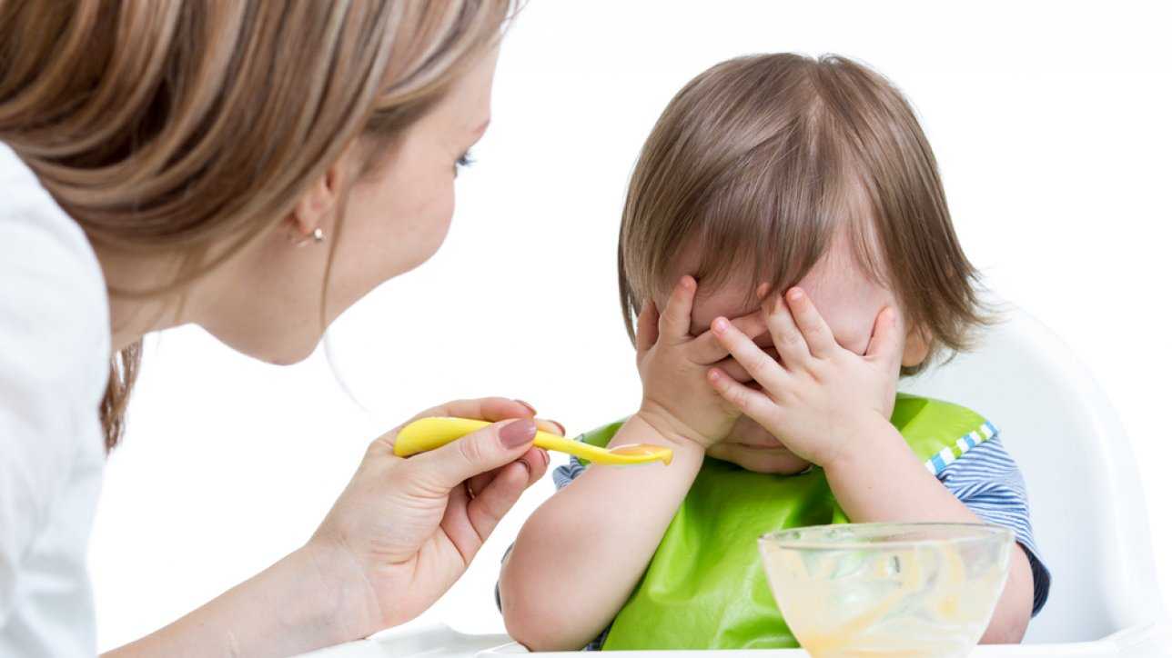 Ребенок отказывается от прикорма: причины, риски и тактика действий