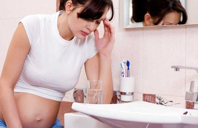 Рвет желчью на ранних или поздних сроках беременности: чем опасна рвота и что делать?