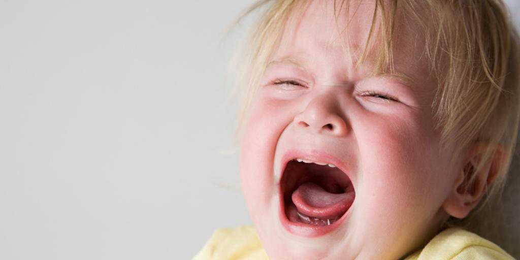 Как успокоить ребенка во время истерики, новорожденного, когда он плачет