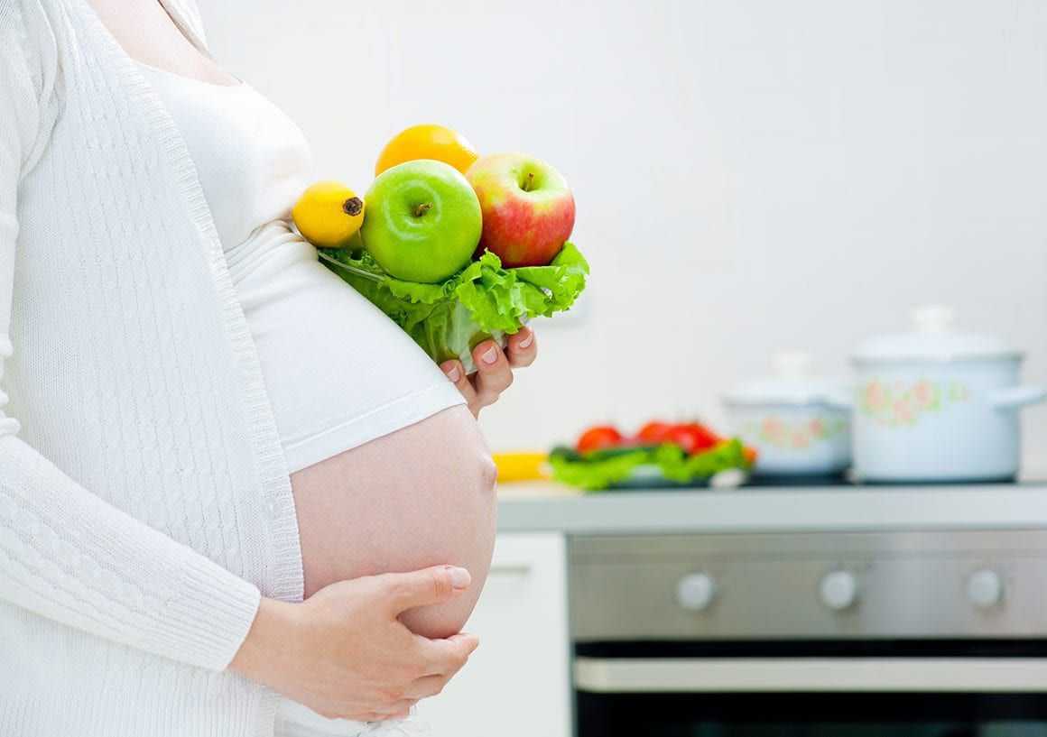 Как питается ребенок в утробе матери: чем и как ест малыш, процесс еды, питание эмбриона на ранних сроках беременности