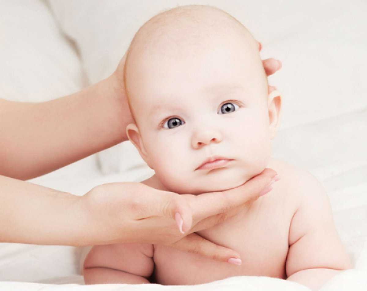 Кривошея у новорожденных и грудничков: первые признаки и лечение