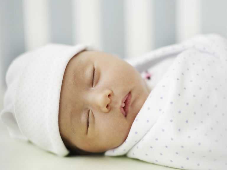 Почему ребёнок вздрагивает во сне; новорождённый дёргается — что делать и почему это происходит