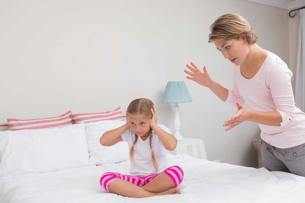 Непослушный ребенок делает все назло родителям