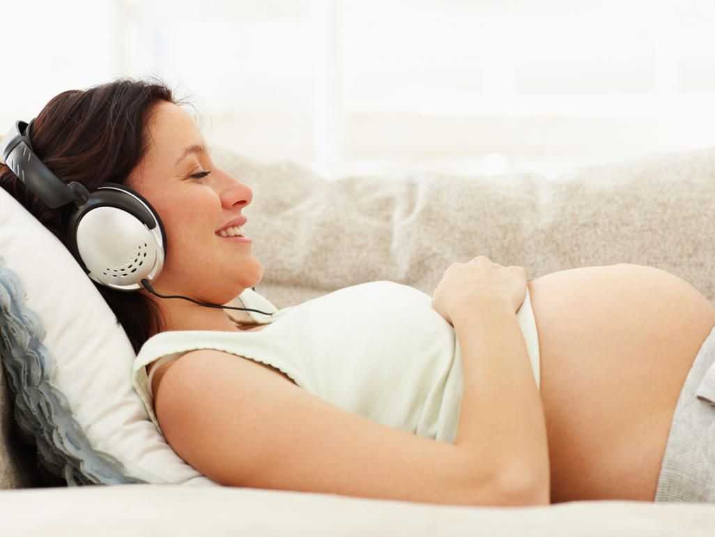 Можно ли беременным ходить на концерты, слушать музыку громко в наушниках или петь: польза и вред громкой музыки, какой стоит отдать предпочтение, и как часто слушать