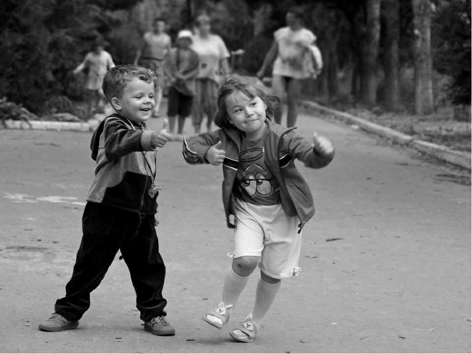 Постоять на месте. Советское детство. Счастливое советское детство. Советские дети во дворе. Дети играют во дворе.