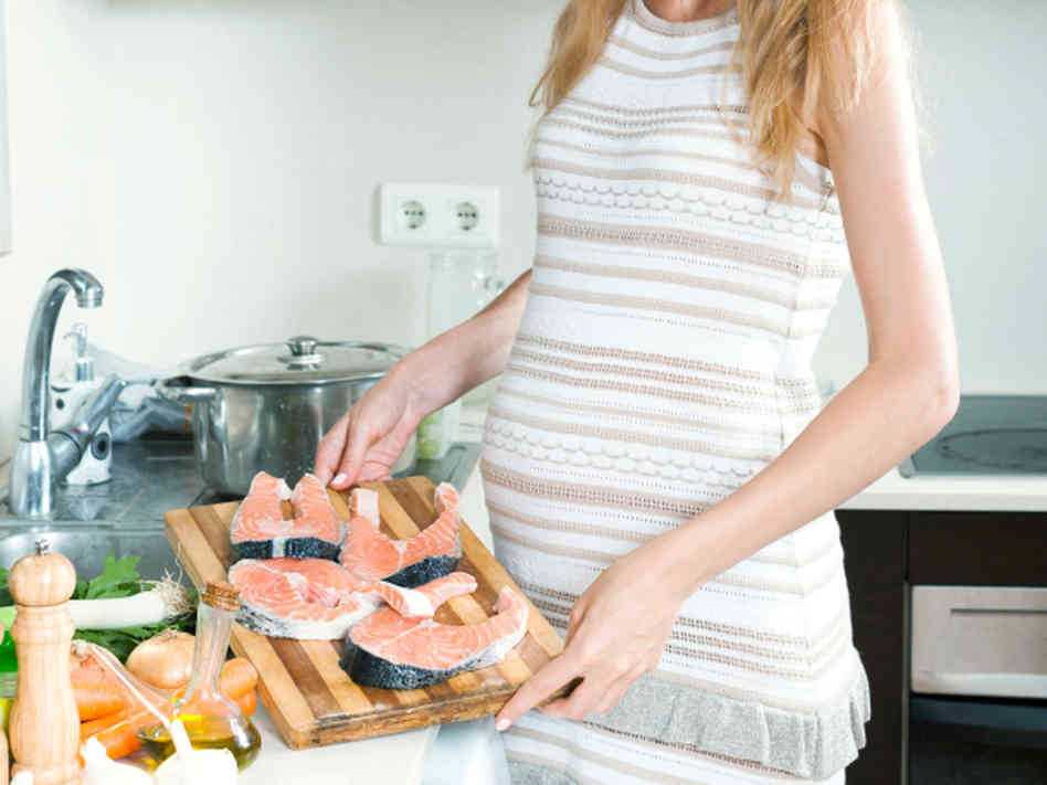 Полезна ли рыба при беременности Как выбрать свежую рыбу без консервантов Морепродукты во время беременности: что выбрать как готовить и сколько съедать