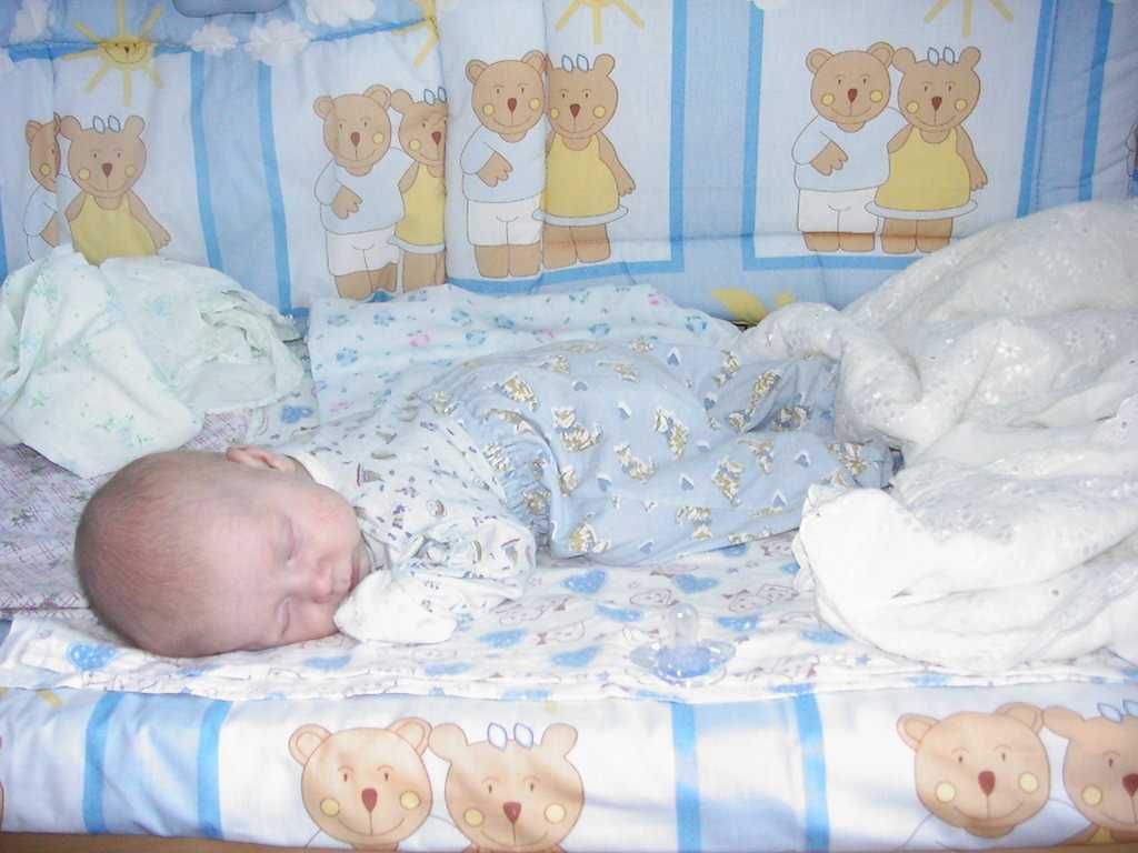 Сколько спит ребенок в 2 месяца, что делать если ребенок плохо спит днем и ночью, спит только на руках, почти не спит