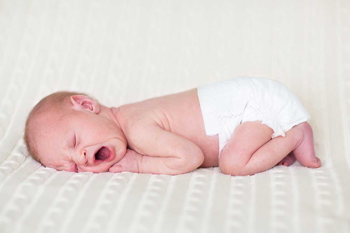 Колики у новорожденного: что делать, комаровский, укропная вода, симптомы, когда начинаются, видео