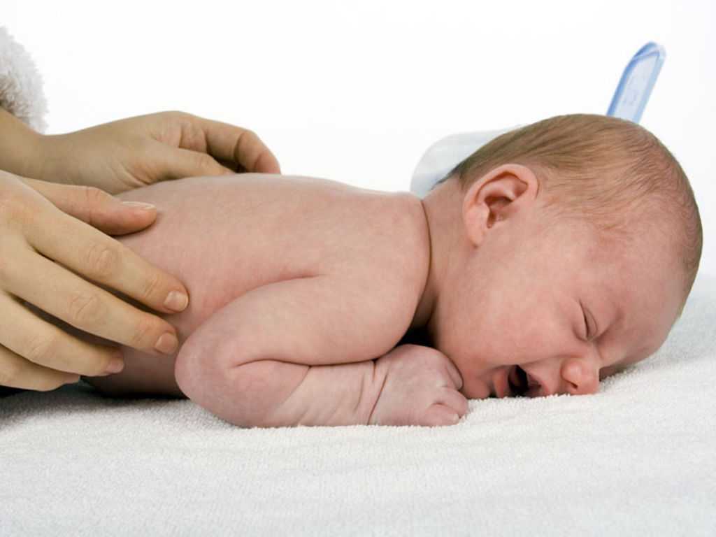 Что делать родителям, если болит живот у новорожденного?