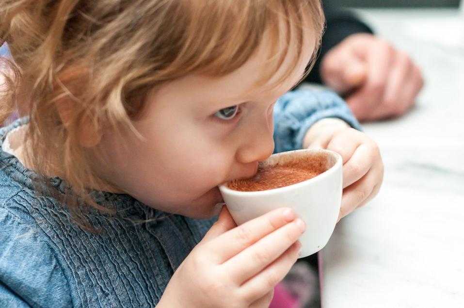 Со скольки лет можно пить кофе детям (min возраст)